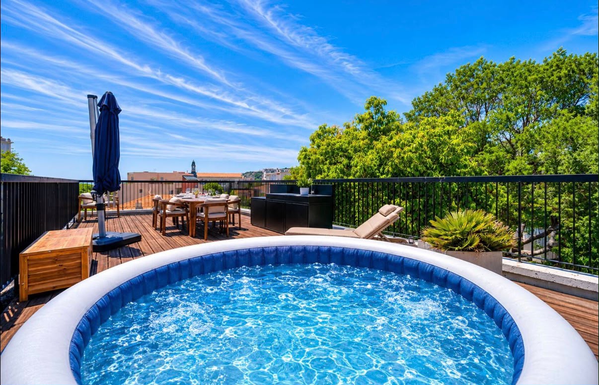 Rooftop privatif avec jacuzzi et vue mer à Nice